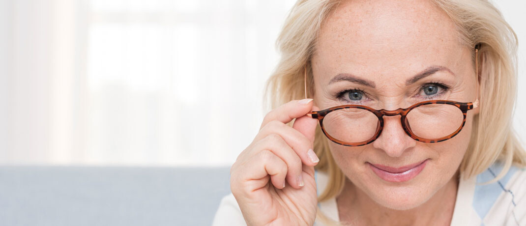 Пресбиопия (возрастное снижение зрения): причины и лечение